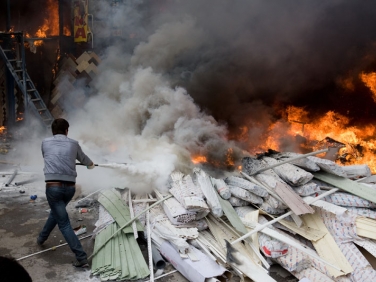Возбуждено уголовное дело о пожаре на рынке в Москве.