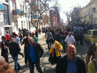Сторонники голодающих в Астрахани пошли маршем к облизбиркому.