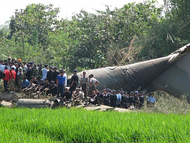С места крушения Superjet-100 эвакуировали тела 12 погибших.