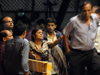 Число жертв терактов в Мумбаи превысило 20 человек.