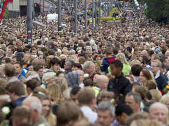 На улицы Осло вышло 150 тысяч человек.