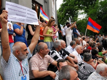 Армянская оппозиция провела многотысячный митинг протеста.