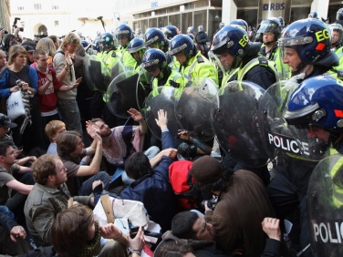 Число арестованных за погромы в Лондоне выросло до 160 человек.