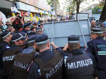 На Крещатике начались столкновения сторонников Тимошенко со спецназом.