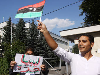 Над посольством Ливии в Москве подняли флаг повстанцев.