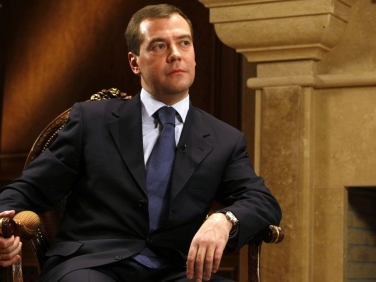 Медведев поручил увеличить штрафы за нарушение правил полетов.