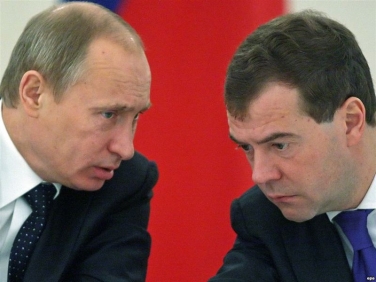 Почти половина россиян предпочла конкуренцию Путина с Медведевым.