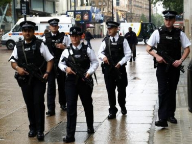 Шестерым британцам предъявили обвинения в терроризме.