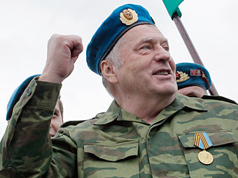 Жириновский потребовал судить Юдашкина за разработку военной формы.