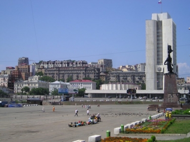Оставшиеся без воды жители Владивостока перекрыли дорогу.