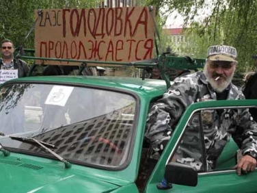 Голодающие в Донецке "чернобыльцы" покинули здание пенсионного фонда.