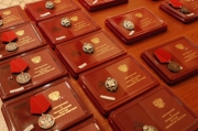 Олег Королев вручил государственные награды 17 жителям области.