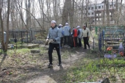 Липецкие активисты ОНФ организовали уборку Казанского кладбища в Ельце
