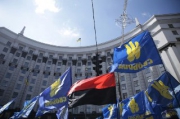 Украинские националисты проводят в центре Киева марш против олигархов