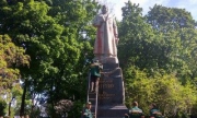 Националисты в Киеве облили краской памятник Ватутину, освобождавшему город от фашистов
