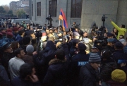 Один из двух ключевых армянских иерархов едет в Ереван на фоне массовых акций протеста