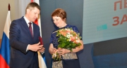 Губернатор Пермского края вручил медаль педагогу, спасавшей детей при поножовщине в школе