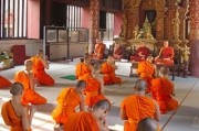 Задержанные по подозрению в коррупции в Таиланде буддийские монахи лишены сана