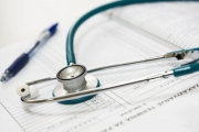 Власти отказались от привязки доплат врачам к часам работы с зараженными