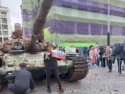 К подбитому российскому танку в Амстердаме несут цветы