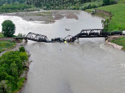 В американском штате Монтана под грузовым поездом обвалился мост