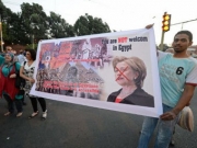 Египтяне забросали помидорами Хиллари Клинтон.