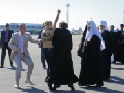 Активистке FEMEN дали 15 суток за нападение на патриарха Кирилла.