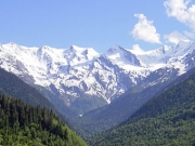 Для спасения застрявших в горах Грузии россиян выслали вертолет.