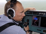 Путин полетит на дельтаплане во главе косяка журавлей.