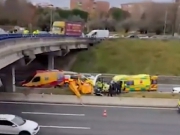 Вертолёт упал на кольцевую дорогу Мадрида, в результате чего пострадали люди