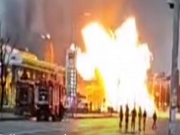 Автомобильный салон Tesla, предположительно, загорелся после серии взрывов в Киеве