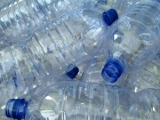 В одной литровой бутылке воды в среднем может содержаться около 240 тысяч пластиковых частиц