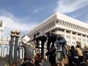 В Киргизии предъявили обвинения организовавшим штурм парламента депутатам.