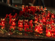Жители Германии с утра 23 марта несут цветы и свечи в знак траура к зданию генконсульства РФ в немецком городе Бонн после теракта в Подмосковье