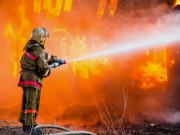 Пожарные тушат мощный пожар, вспыхнувший на военном складе с боеприпасами, недалеко от столицы Индонезии – Джакарты