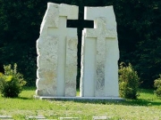 В Эстонии вандалы разгромили воинский мемориал.