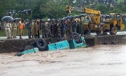 В Таджикистане микроавтобус упал в реку.