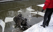 В Москве прохожий помог женщине выбраться из упавшей в реку машины.