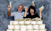 В Нью-Йорке 80-летний пенсионер выиграл в лотерею 326 млн. долларов.