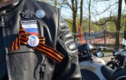 В Тбилиси российских байкеров заставили срезать георгиевские ленточки.