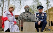 Под Петербургом казаки открыли памятник Путину.