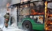 В Москве у станции метро вспыхнул троллейбус с пассажирами.