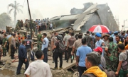 На борту упавшего на отель в Индонезии самолета находились 50 человек.