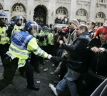 Беспорядки вспыхнули в Ливерпуле и Манчестере.