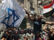 Египетские протестующие сорвали флаг с крыши посольства Израиля.