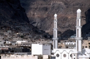 В городе Аден на юге Йемена произошли два взрыва.