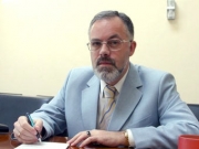 Министр образования Украины получил букетом по лицу.