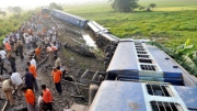 Число погибших при сходе поезда с рельсов в Индии увеличилось до 32