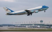 В США начато расследование по факту сближения самолета с "бортом №1" президента Трампа