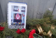 Жители Одессы несут цветы на Куликово поле, чтобы почтить память погибших 2 мая 2014 года